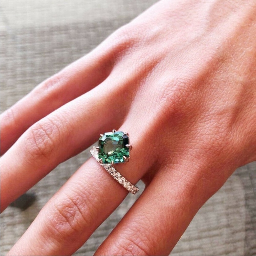 New 925 Sterling Silver Emerald Elegant Women Ring - Picture 2 of 5